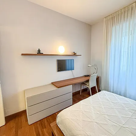 Boutique - 2 Steps From Subway *