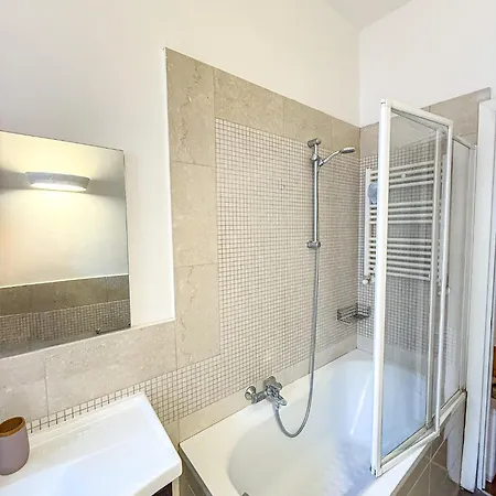 Boutique - 2 Steps From Subway Apartment